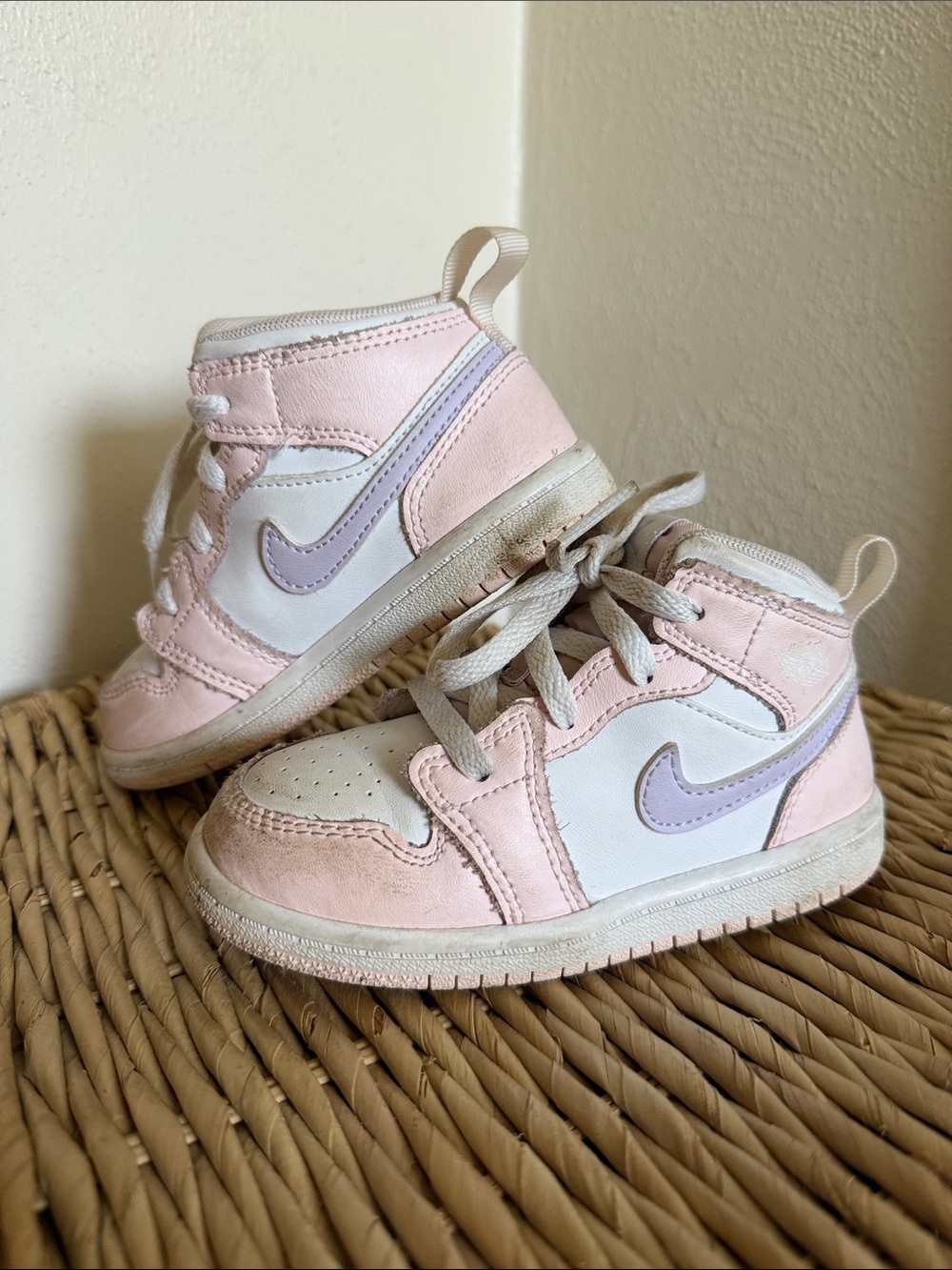 Air Jordan 1 mid Nike toddler , White & Lavender High-Top Sneakers